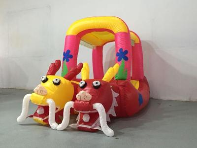 廠家直銷(xiāo)廣場(chǎng)游樂(lè)兒童玩具車(chē) 雙龍加蓬氣模充氣電瓶車(chē)圖片大全